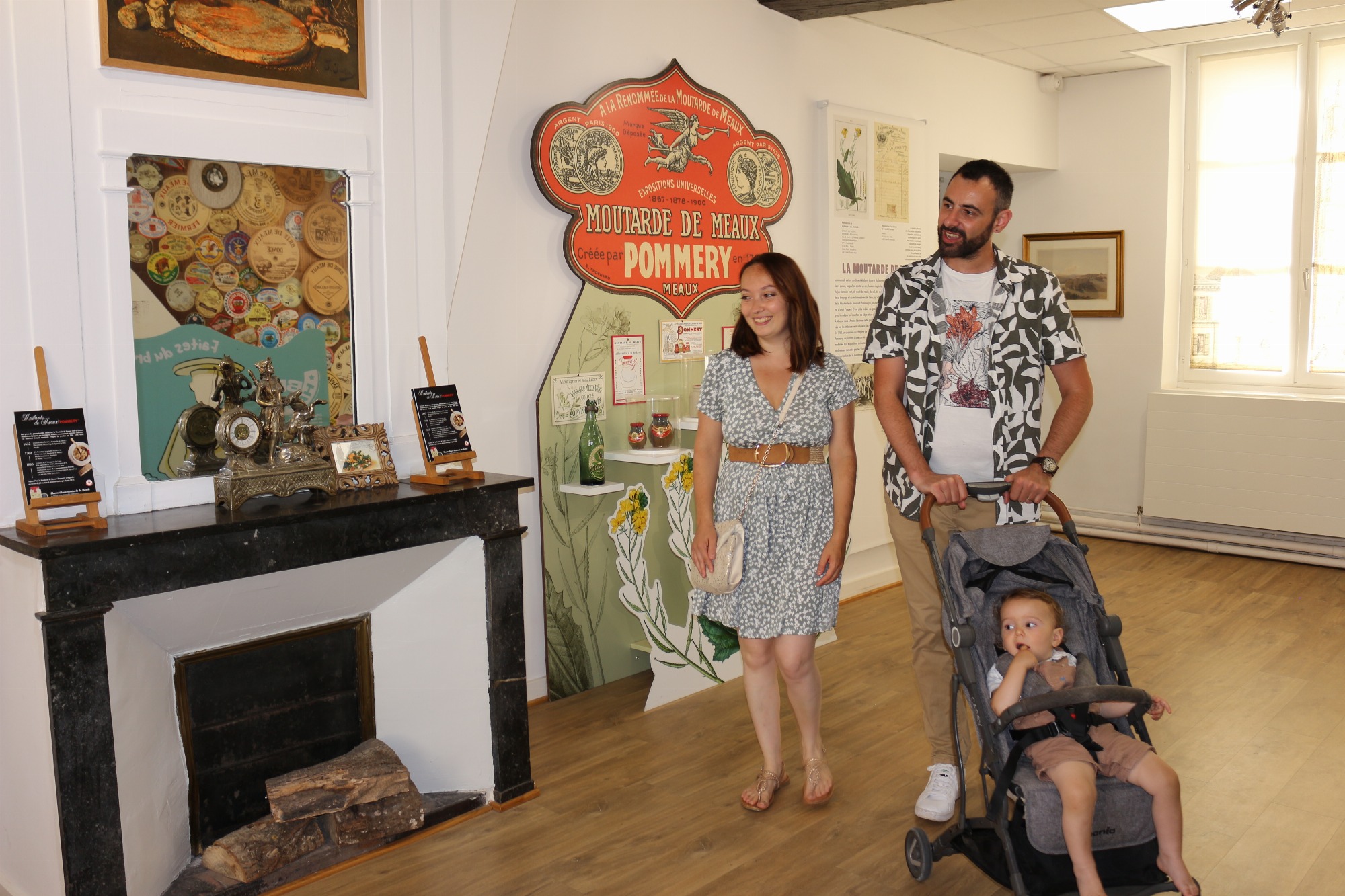 Famille dans le salon du connaisseur