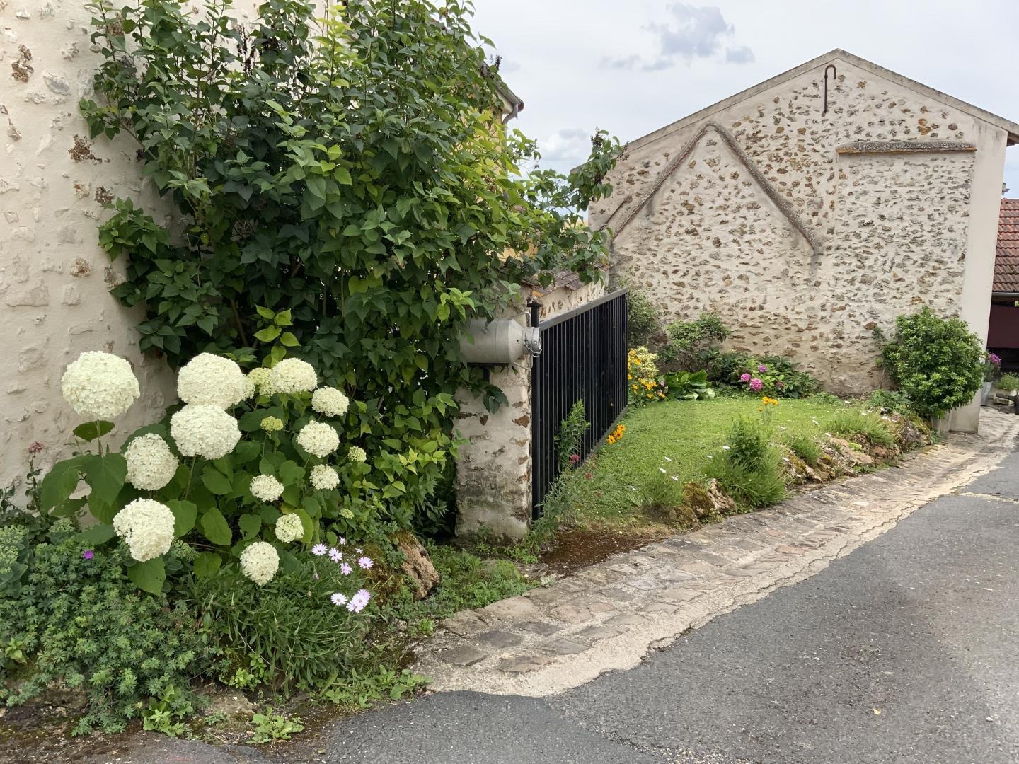 Entrée des gites, parking intérieur réservé aux gites et chambres d?hôtes