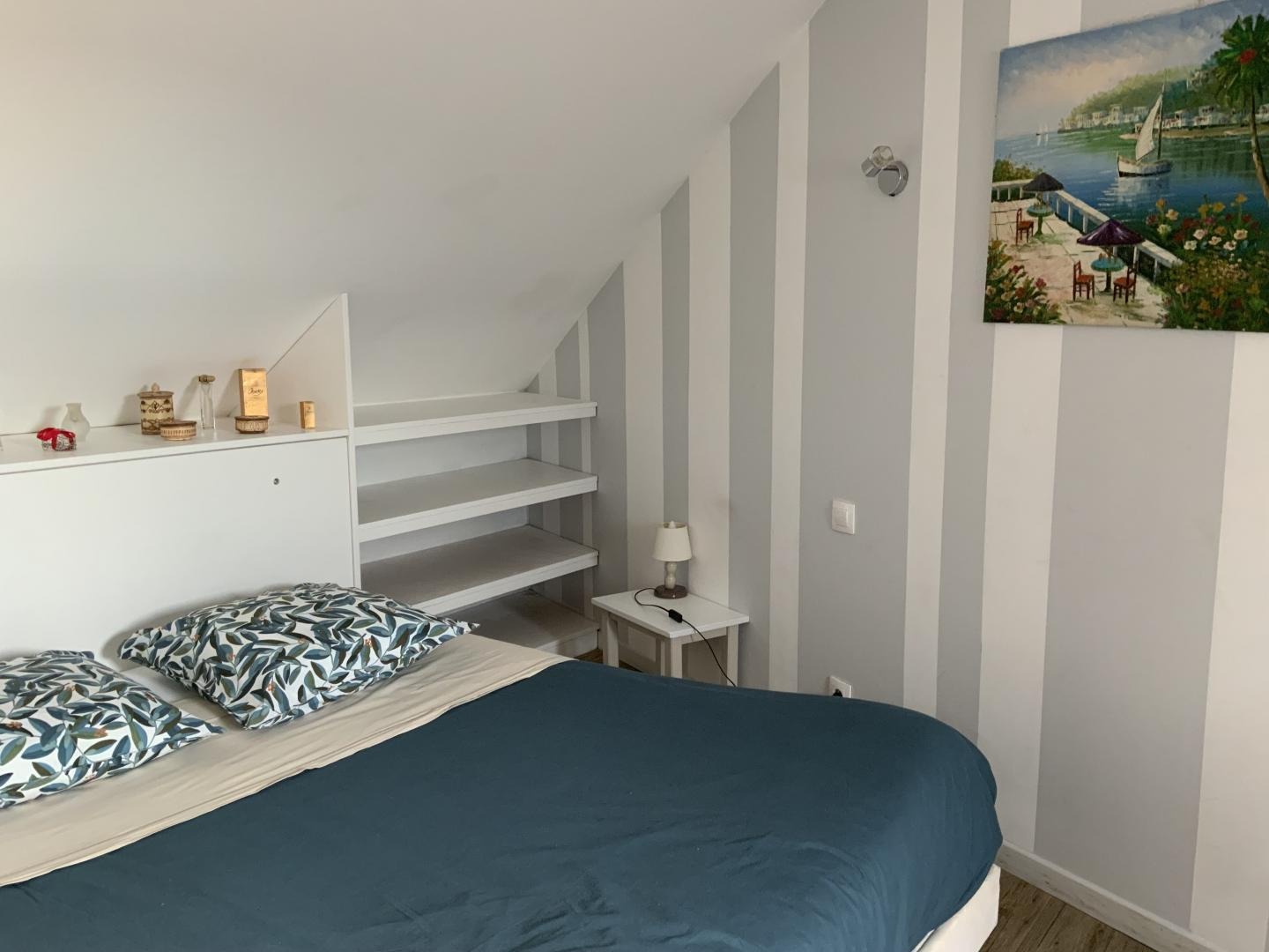 Chambre parentale (lit 160X200) éclairée par fenêtre toit