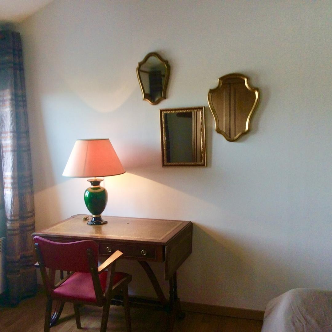 Le mur de miroirs de la chambre du gite AUTOMNE