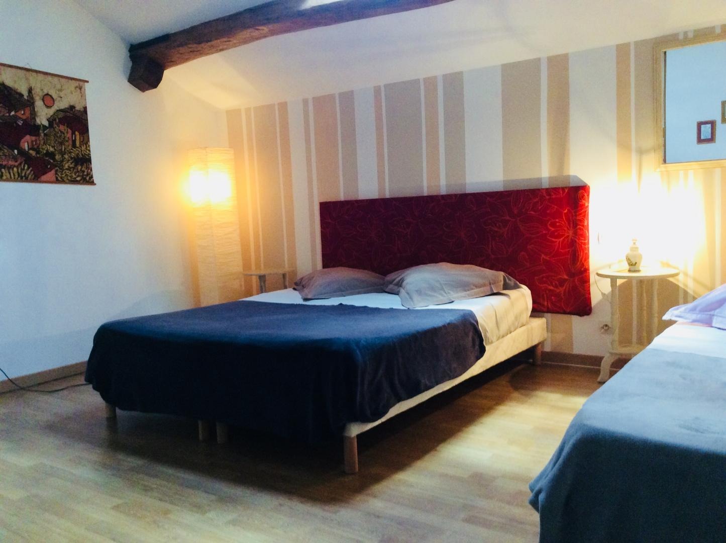 Gite AUTOMNE, étage, grande chambre, 1 lit de 160X200, et 1 lit de 90X200, salle d?eau et wc. Éclairage, fenêtre de toit