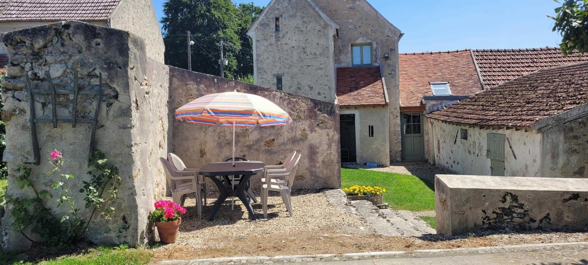 entrée du gite coté jardin