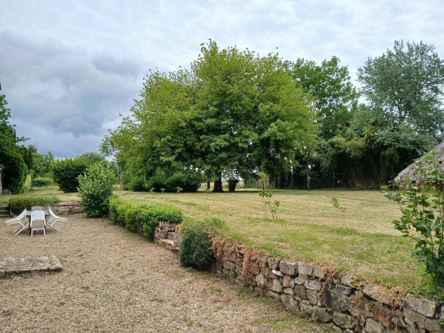 vaste jardin accès par escalier