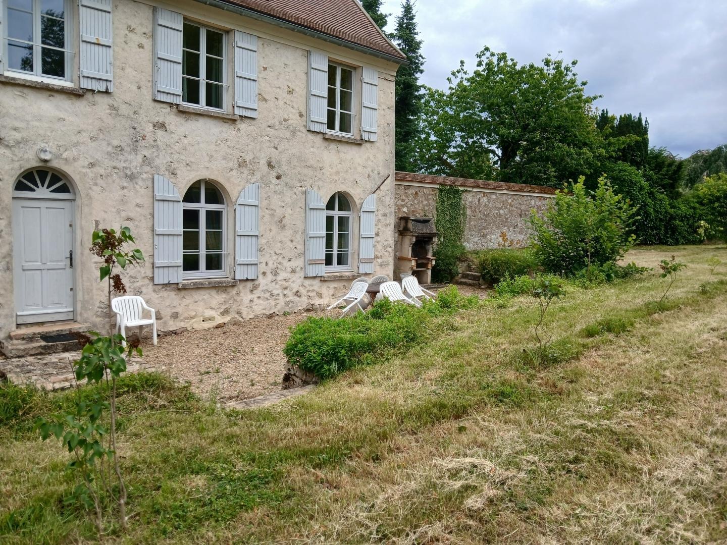 barbecue et salon de jardin