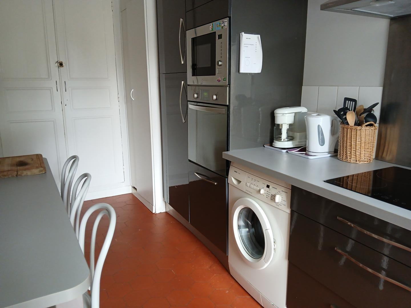 cuisine avec lave-linge, four, four micro-onde, réfrigérateur et petit congélateur