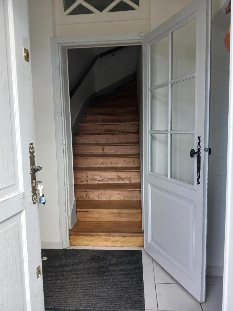 entrée et escalier qui mène au 1er étage