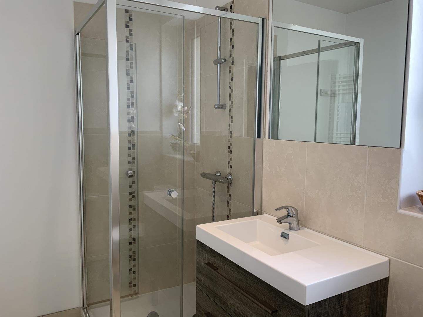 Chambre BRUME, salle d eau et wc