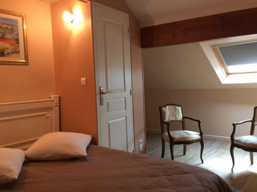 Chambre PLEIN CIEL (duplex)
Chambre au 2 étage, 1 lit de 2 personnes (140)
Ouverture velux, lavabo douche et wc séparé