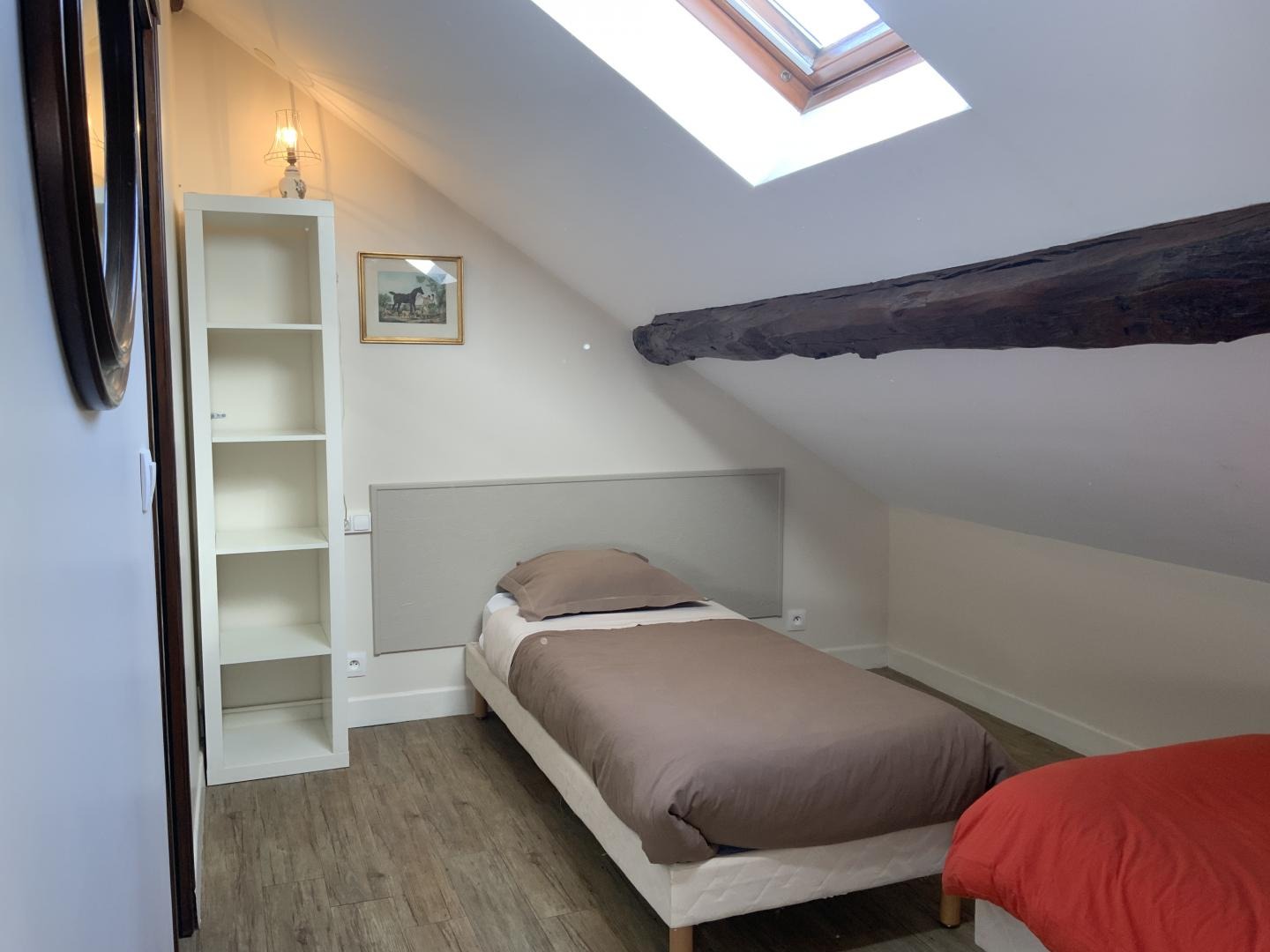 Chambre NUAGES, au 2ème étage, éclairée velux, ici chambre palière, en version 2 lits individuels