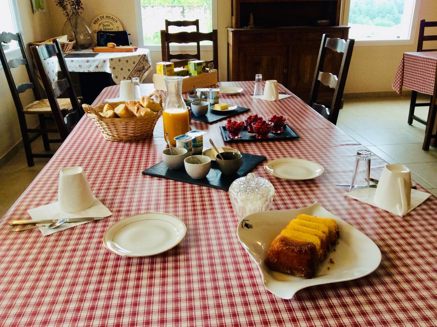 A TABLE !!! Pour le petit déjeuner (café, thé, chocolat fruits de saison, confitures maison et gâteau maison.