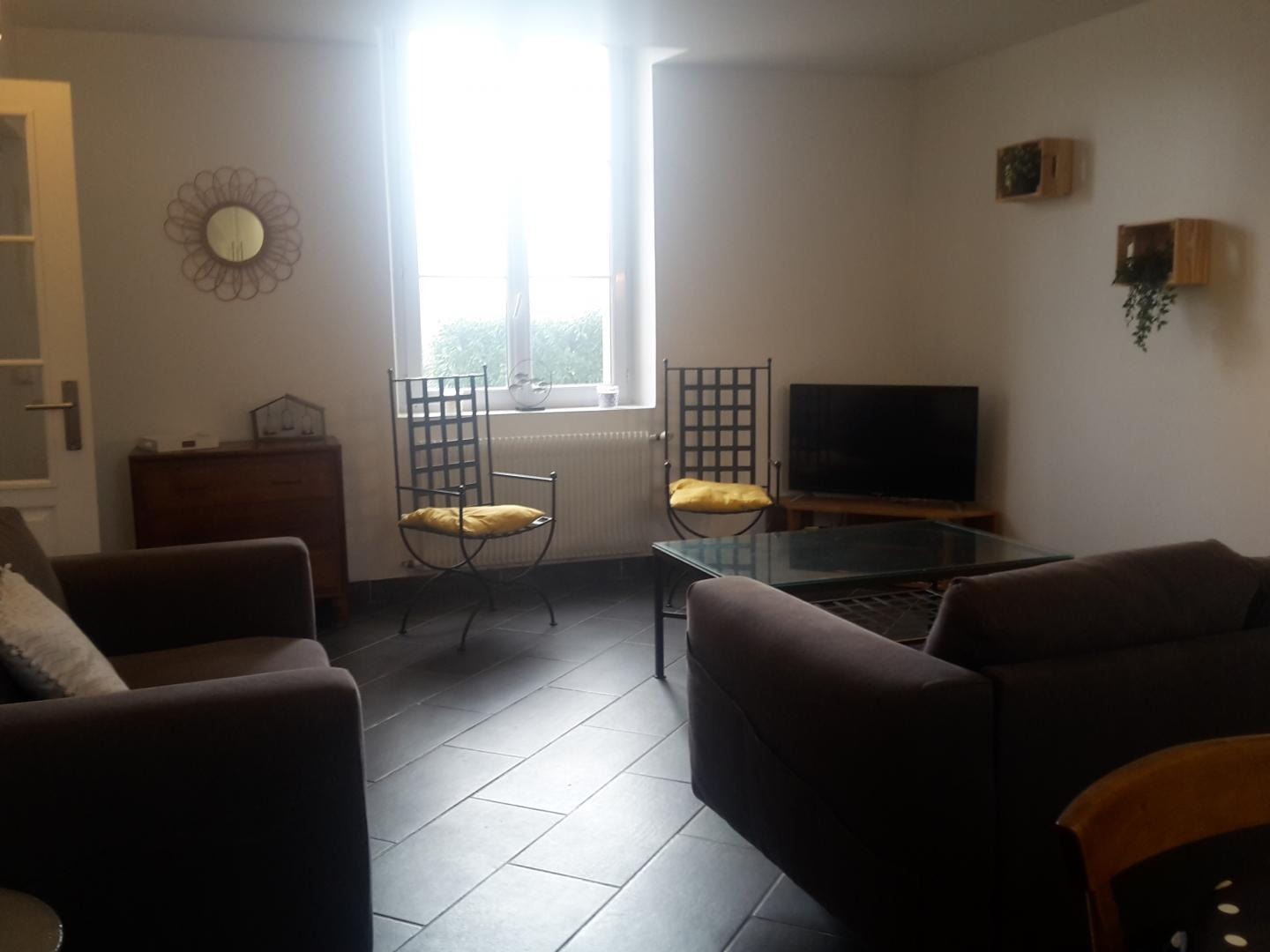 salon équipé de 2 canapés+2 fauteuils 