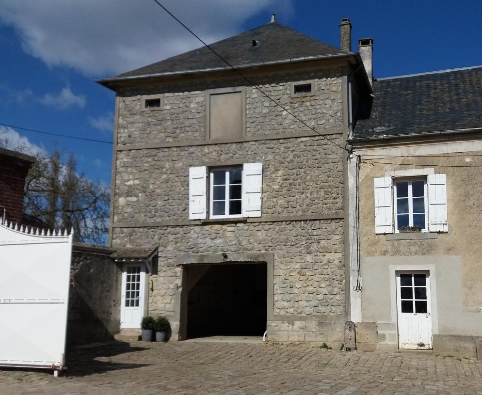 L'entrée du gîte à gauche et le garage à droite. Le gîte se situe au 1er étage.