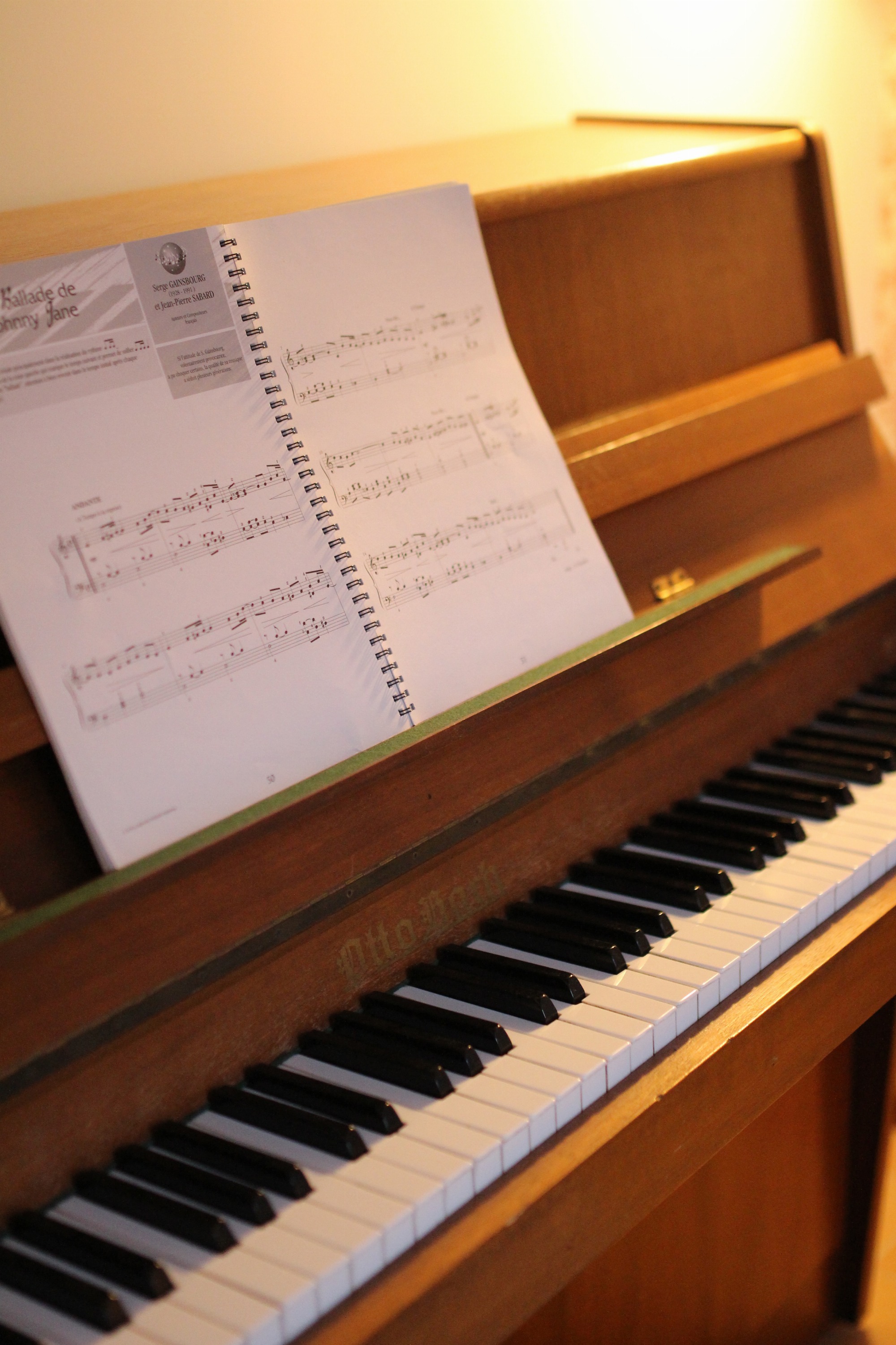 Au rez de chaussée, un piano