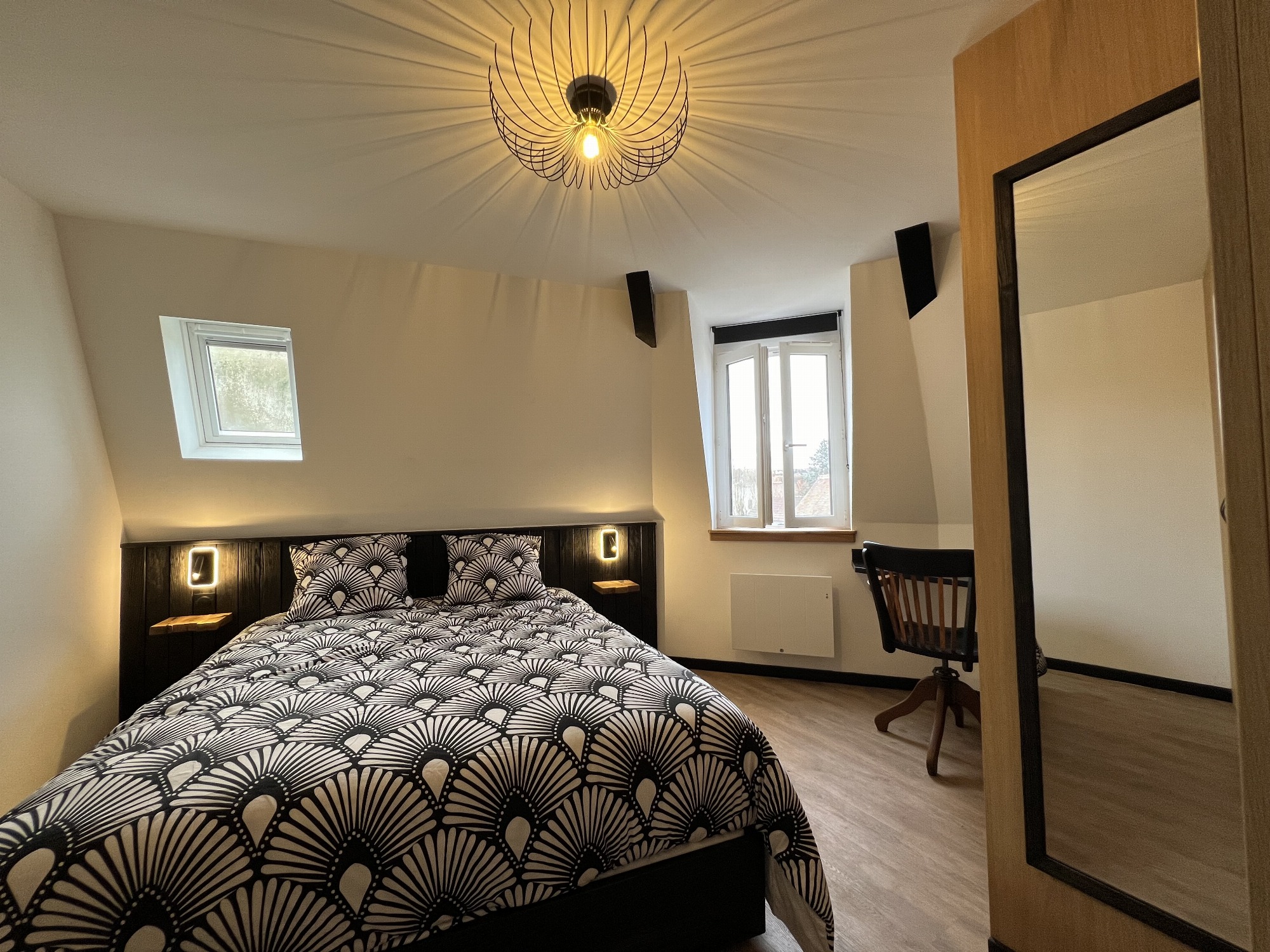 Le lit 160x200 dans la chambre avec son coin bureau et ses 2 grands dressings sur mesure