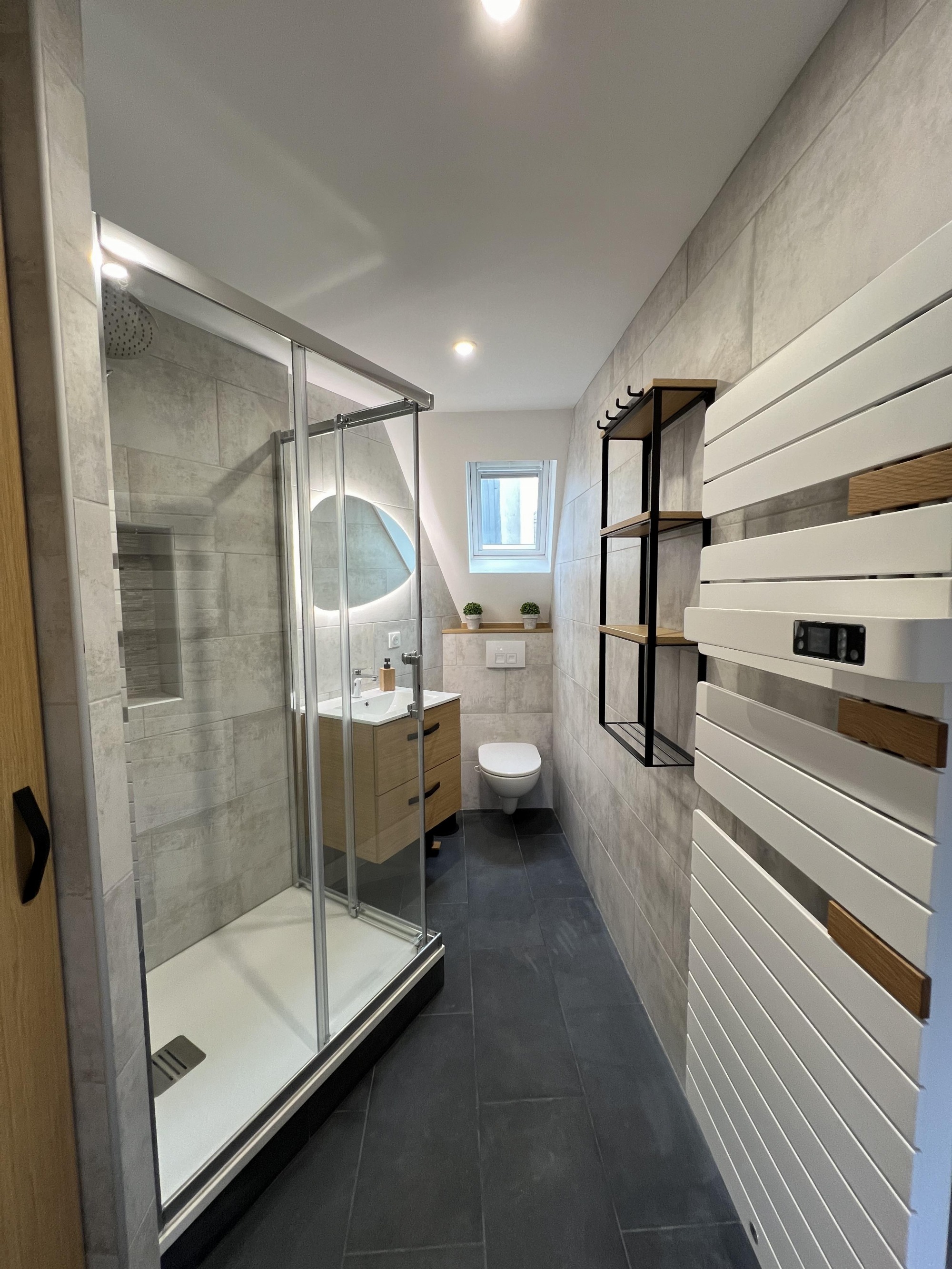 La salle de bain avec sa grande douche 80 x 100