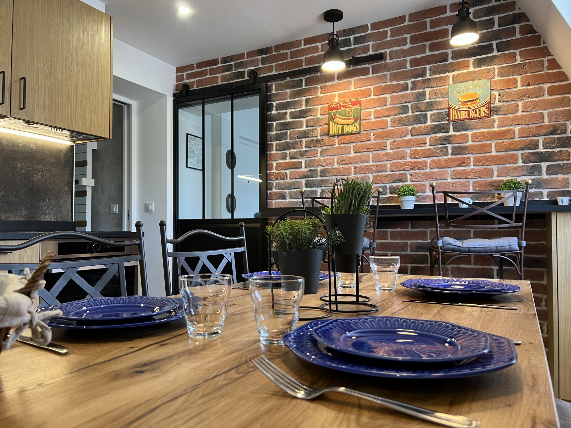 Dans la cuisine, on mange sur le mange debout ou sur la grande table?