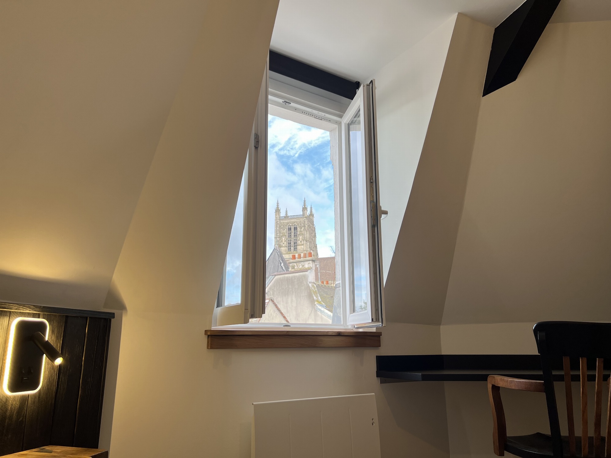 Vue cathédrale dans le grand lit dans la chambre