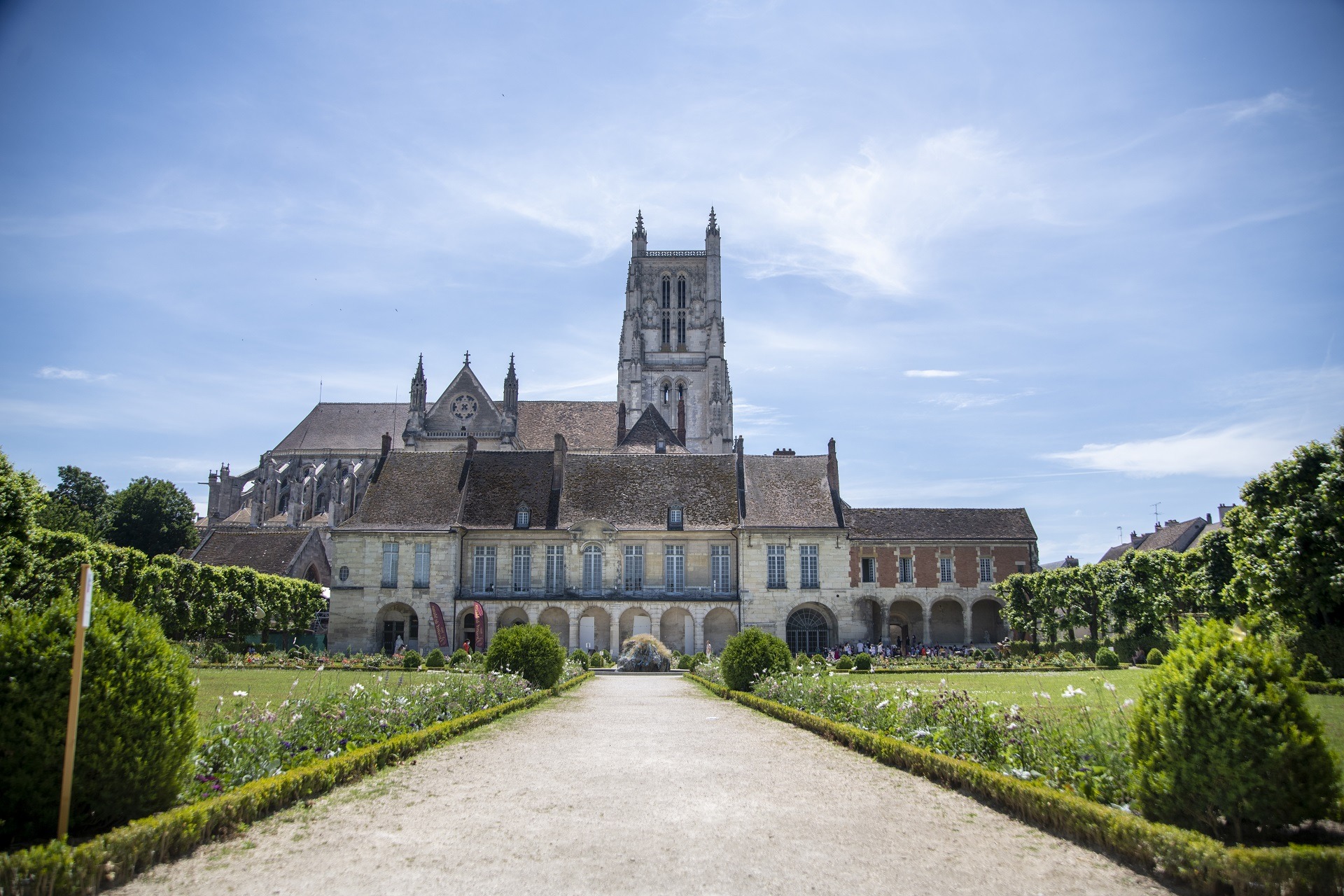 Façade du musée Bossuet depuis le jardin Bossuet