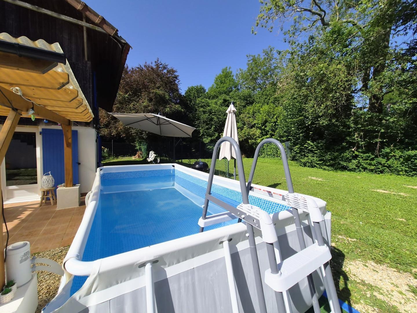 Piscine extérieur jardin