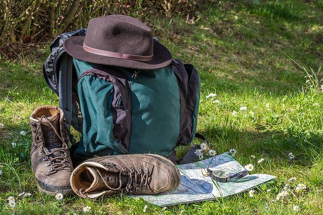 Photo de matériel de randonnée: chaussures, sac, carte
